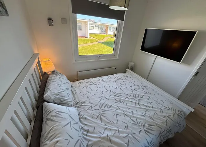 169 Sunbeach, Scratby - Two Bed Chalet, Sleeps 5, Pet Friendly, Free Pool And Entertainment Passes Plus Wifi And Linen And Towels Included