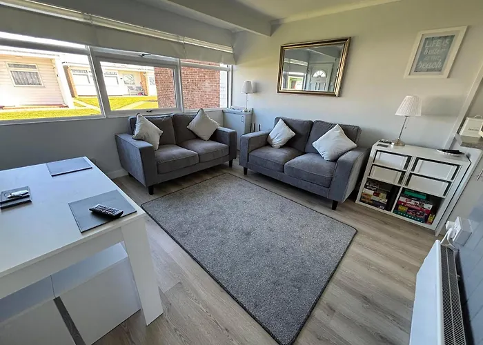 169 Sunbeach, Scratby - Two Bed Chalet, Sleeps 5, Pet Friendly, Free Pool And Entertainment Passes Plus Wifi And Linen And Towels Included