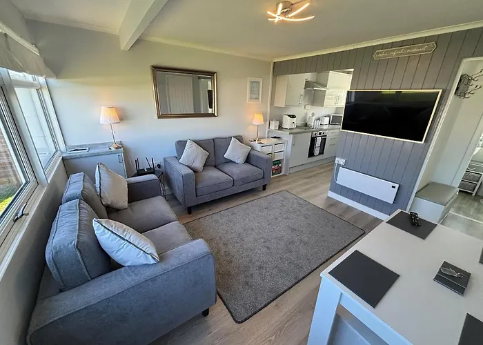 169 Sunbeach, Scratby - Two Bed Chalet, Sleeps 5, Pet Friendly, Free Pool And Entertainment Passes Plus Wifi And Linen And Towels Included
