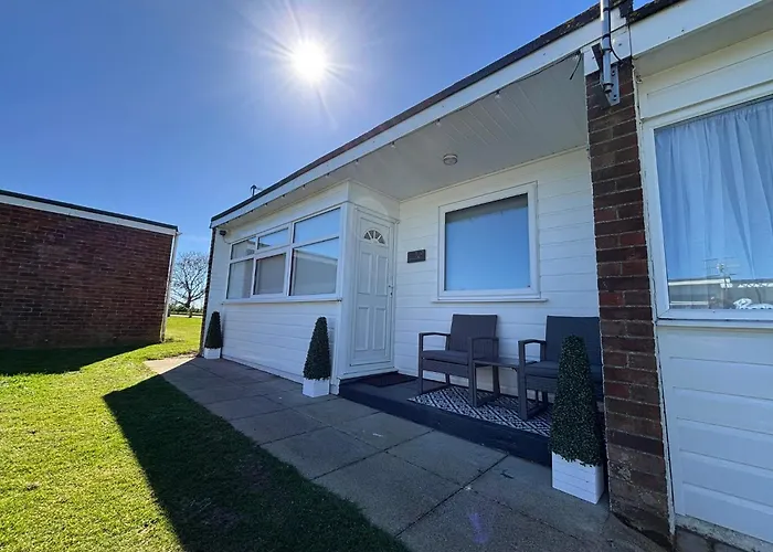 169 Sunbeach, Scratby - Two Bed Chalet, Sleeps 5, Pet Friendly, Free Pool And Entertainment Passes Plus Wifi And Linen And Towels Included