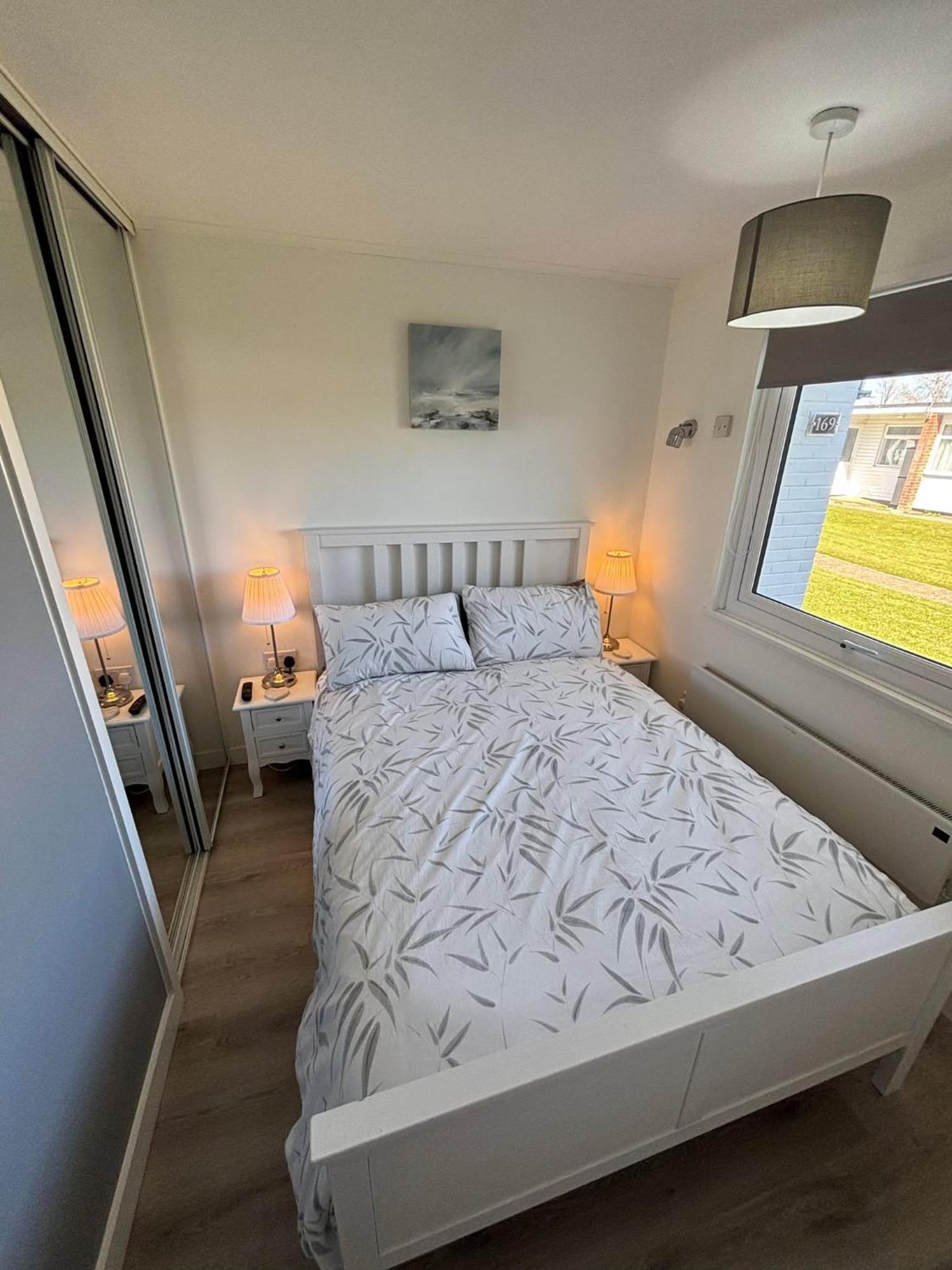 169 Sunbeach, Scratby - Two Bed Chalet, Sleeps 5, Pet Friendly, Free Pool And Entertainment Passes Wifi And Linen And Towels Included